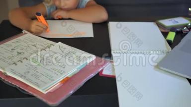家庭教师的记事本或正在对孩子进行家庭教育的母亲的记事本。 家庭教育概念